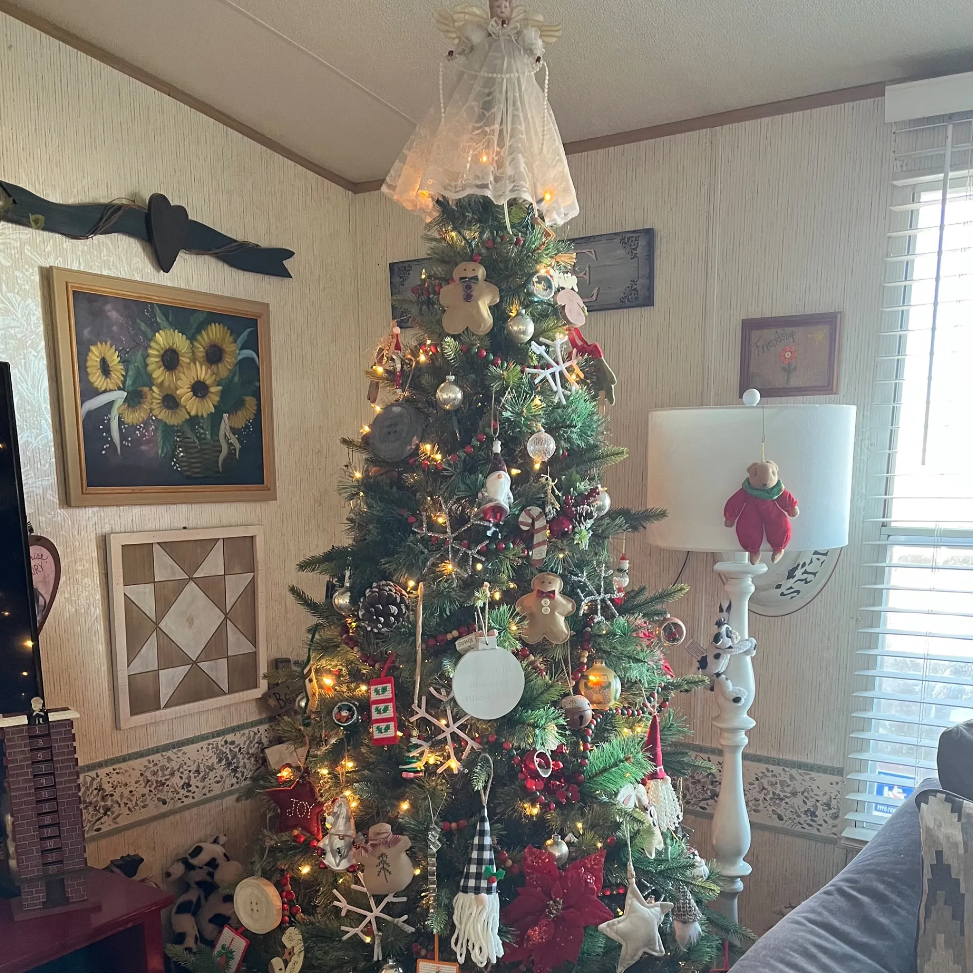 Northlight Unlit-6.5' Medium Ashcroft Cashmere Pine Artificial Christmas Tree - Unlit